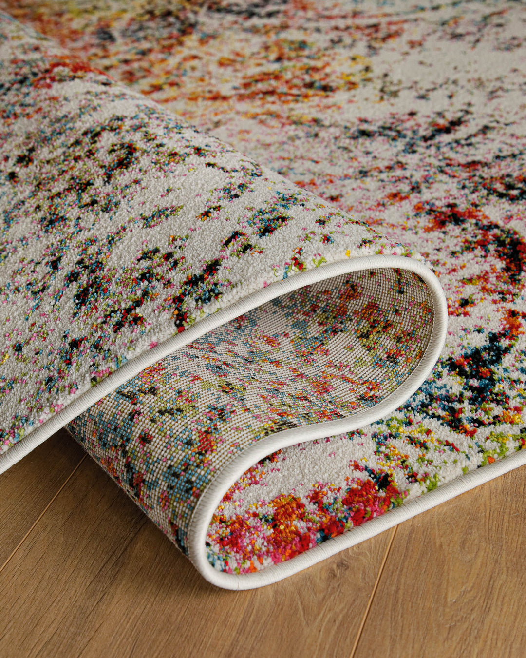 Kurzflorteppich Multi "Modernina 2.0" von WECONhome, Detailaufnahme der gefalteten Kante