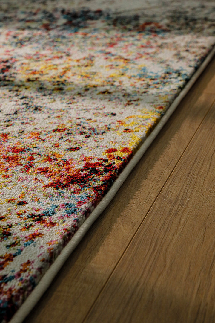 Kurzflorteppich Multi "Modernina 2.0" von WECONhome, Rauminszenierung mit Nahaufnahme der Teppichkante