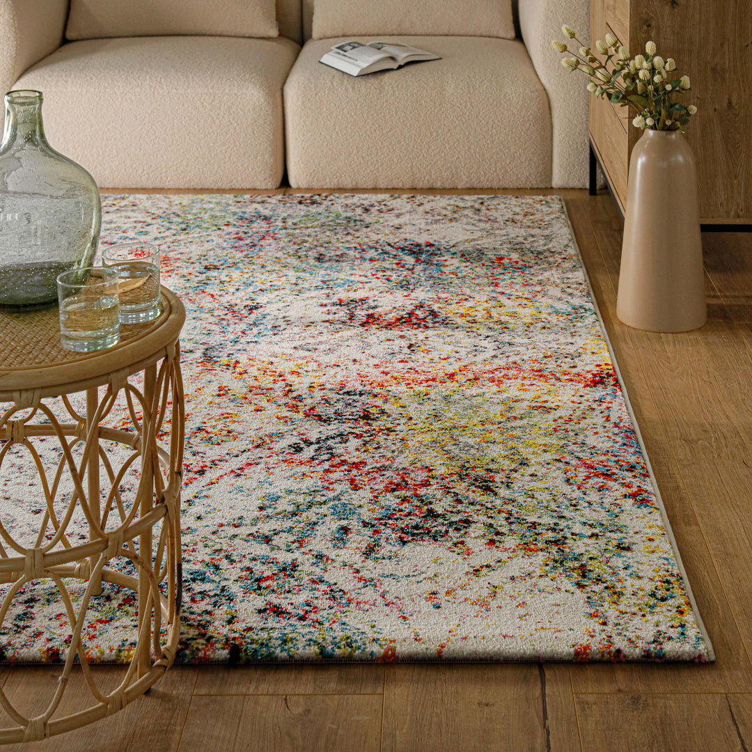 Kurzflorteppich Multi "Modernina 2.0" von WECONhome, Rauminszenierung mit Beistelltisch und Vase