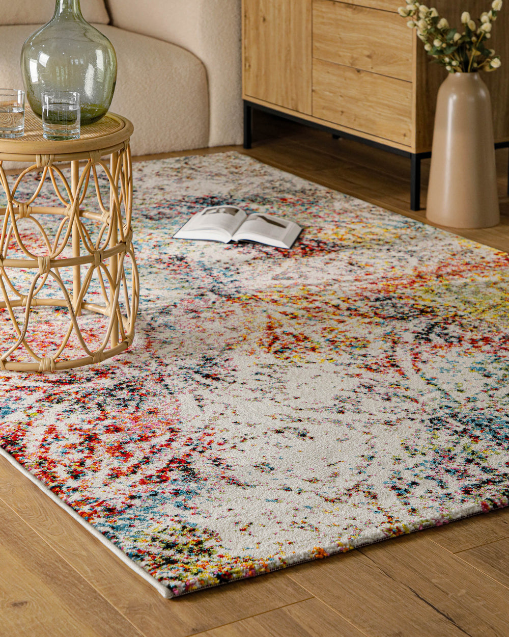 Alfombra de pelo corto «Modernina 2.0» de WECONhome, composición decorativa con mesita auxiliar y jarrón