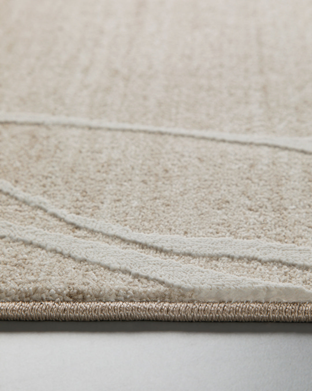 Kurzflor Teppich Elite in Beige Bunt Nahaufnahme der weichen Oberflächenstruktur und Teppichkante