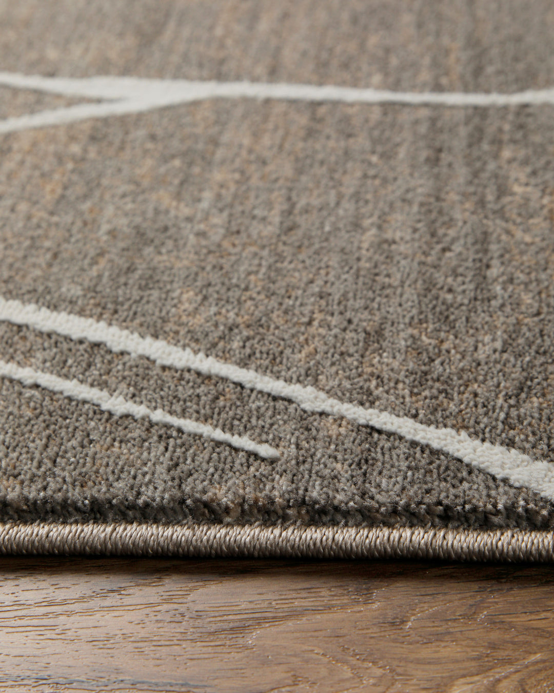 Kurzflor Teppich Elite in Beige Grau Nahaufnahme der weichen Oberflächenstruktur mit Linienmuster