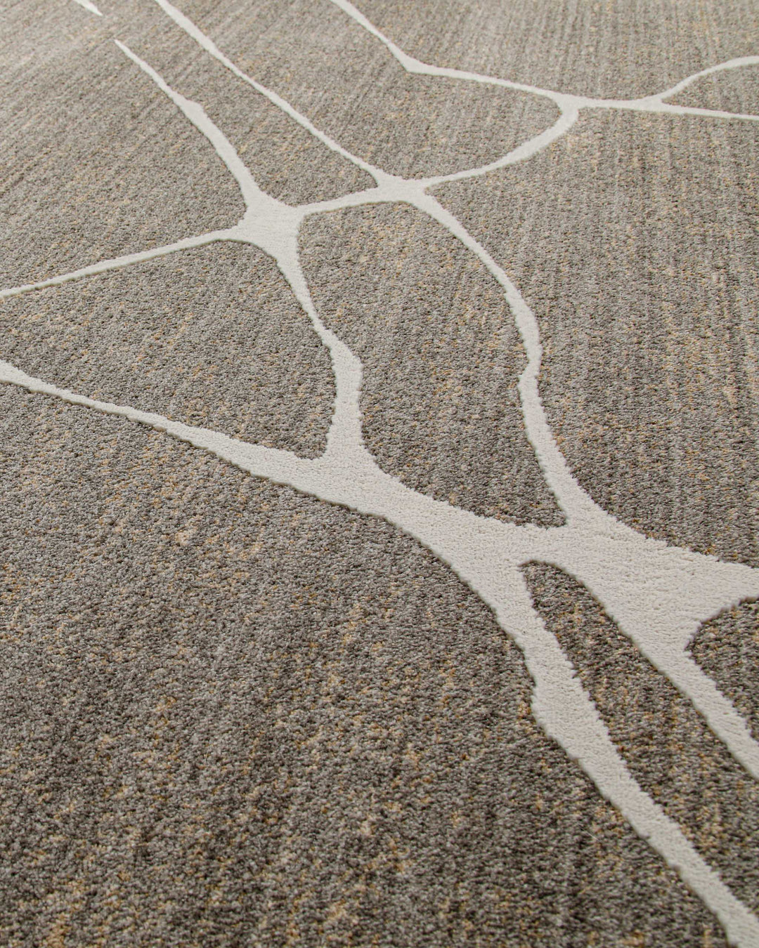 Kurzflor Teppich Elite in Beige Grau Detailaufnahme des modernen Linienmusters auf strukturierter Oberfläche