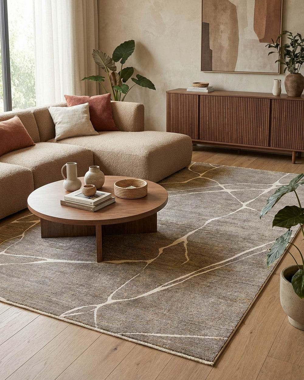 Kurzflor Teppich Elite in Beige Grau mit modernem Linienmuster im Wohnzimmer vor Sofa und Couchtisch