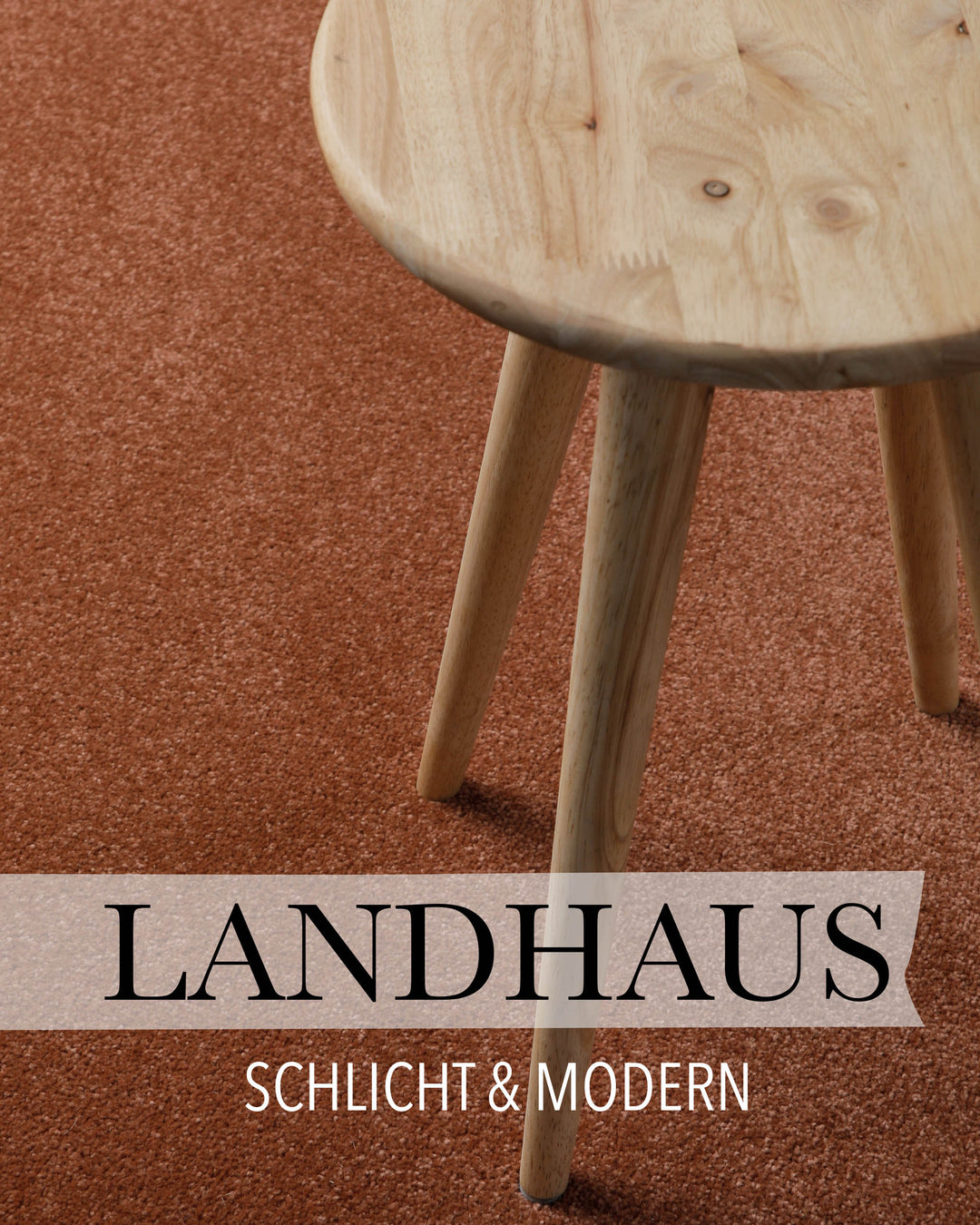 Kurzflor Teppich Freja Ziegel Rot im Wohnraum mit Schriftzug Landhaus, zeigt gemütliche Raumwirkung