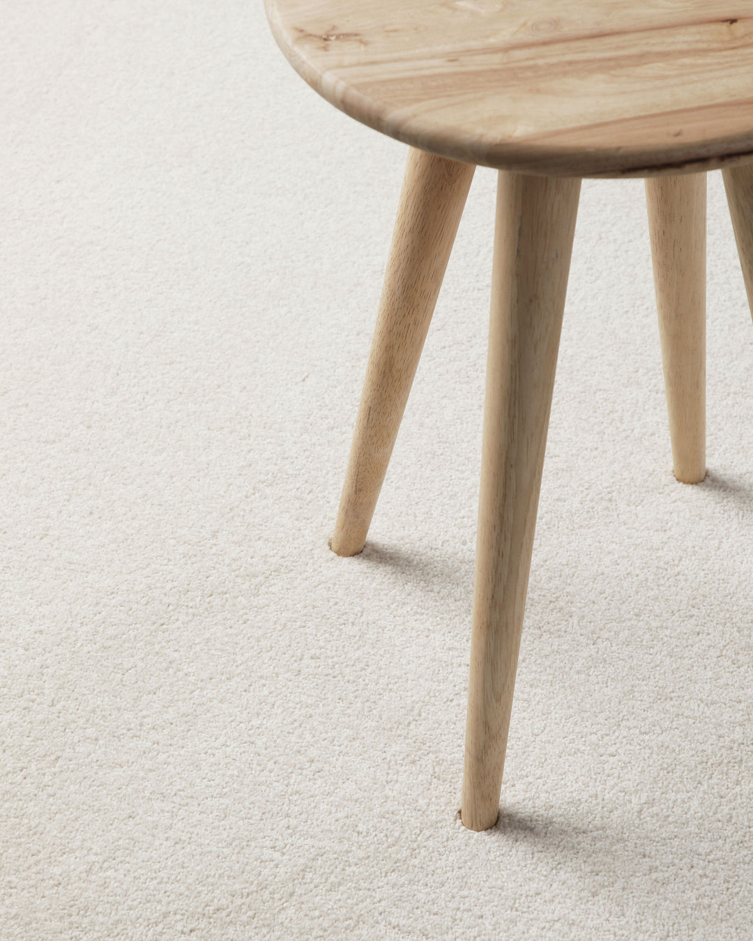 Kurzflor Teppich Freja Creme Weiß Detailaufnahme mit Fokus auf die weiche, gleichmäßige Struktur