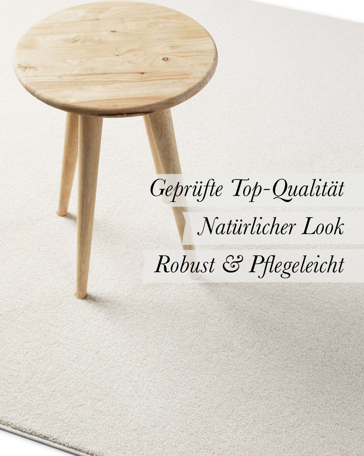 Kurzflor Teppich Freja Creme Weiß im Wohnraum mit Eigenschaften wie geprüfte Qualität und natürlicher Look