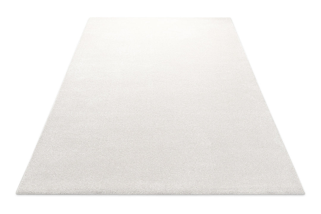 Kurzflor Teppich Freja Creme Weiß flach ausgelegt, zeigt Form und niedrige Florhöhe