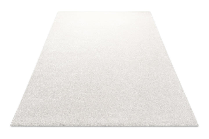 Kurzflor Teppich Freja Creme Weiß flach ausgelegt, zeigt Form und niedrige Florhöhe