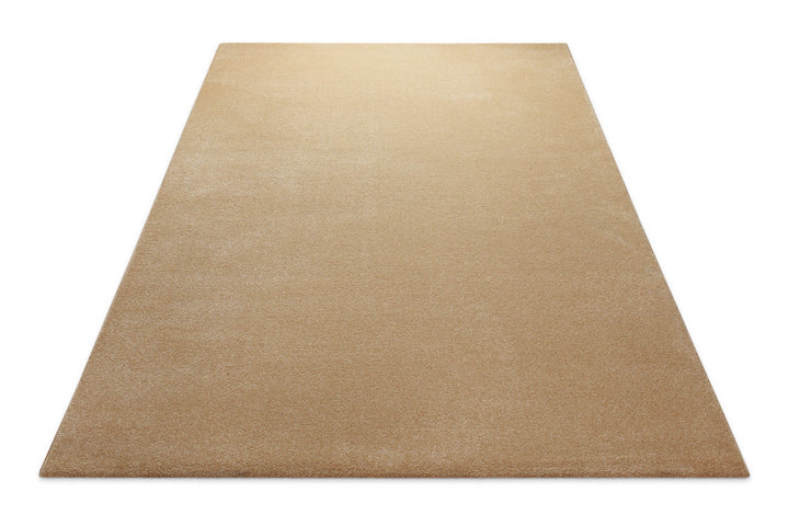 Kurzflor Teppich Freja Sand Beige flach ausgelegt, zeigt Form und niedrige Florhöhe