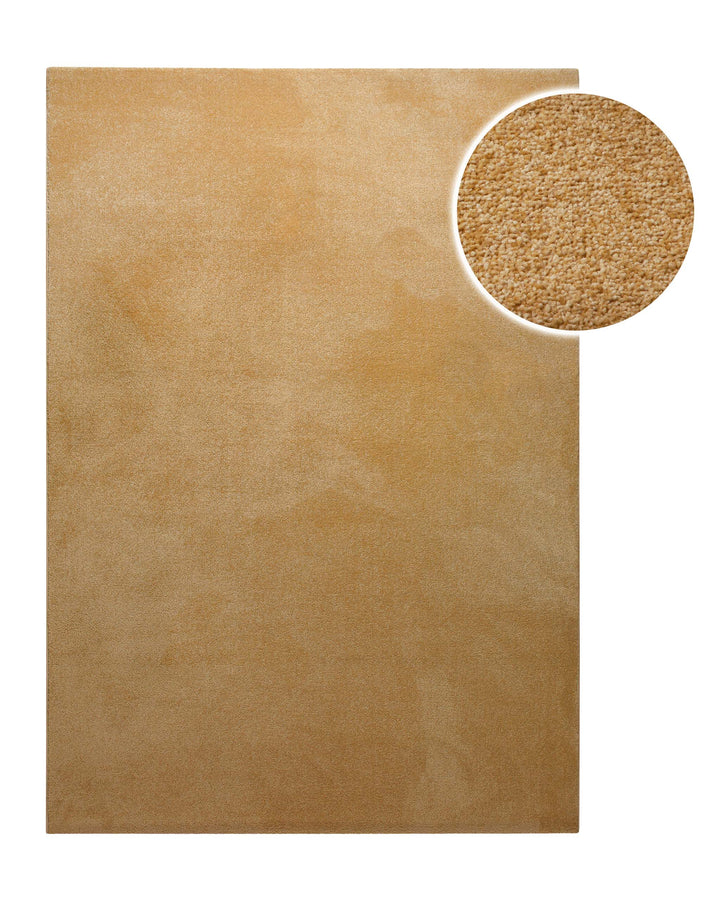 Teppich Freja in Ocker Gelb aus der Vogelperspektive, ergänzt durch einen kleinen Zoom auf die feine Struktur