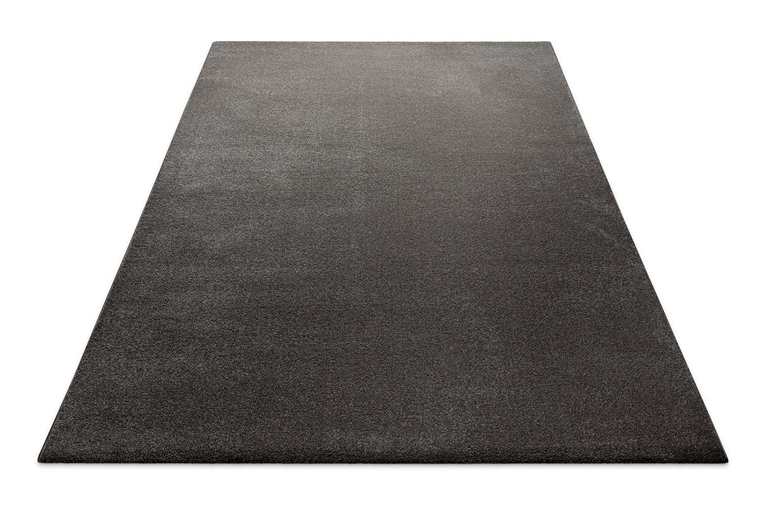 Flach ausgelegt zeigt der Teppich seine klare Form und niedrige Florhöhe