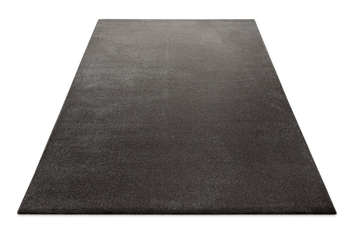 Flach ausgelegt zeigt der Teppich seine klare Form und niedrige Florhöhe