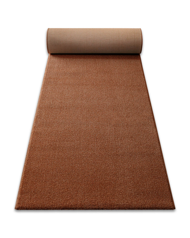 Kurzflor Teppich Läufer Vegas Rot aufgerollt, Seitenansicht zeigt Florhöhe und textile Rückseite