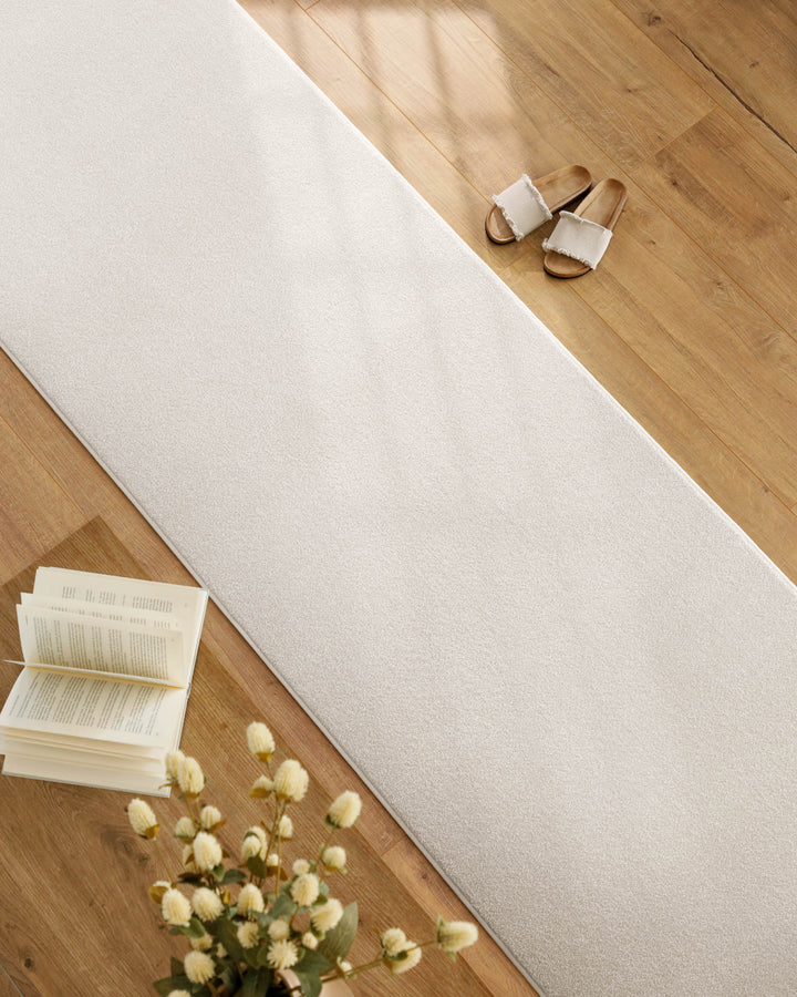 Kurzflor Teppich Läufer Vegas Creme im Wohnraum entlang Möbeln auf Holzboden, lange schmale Form sichtbar