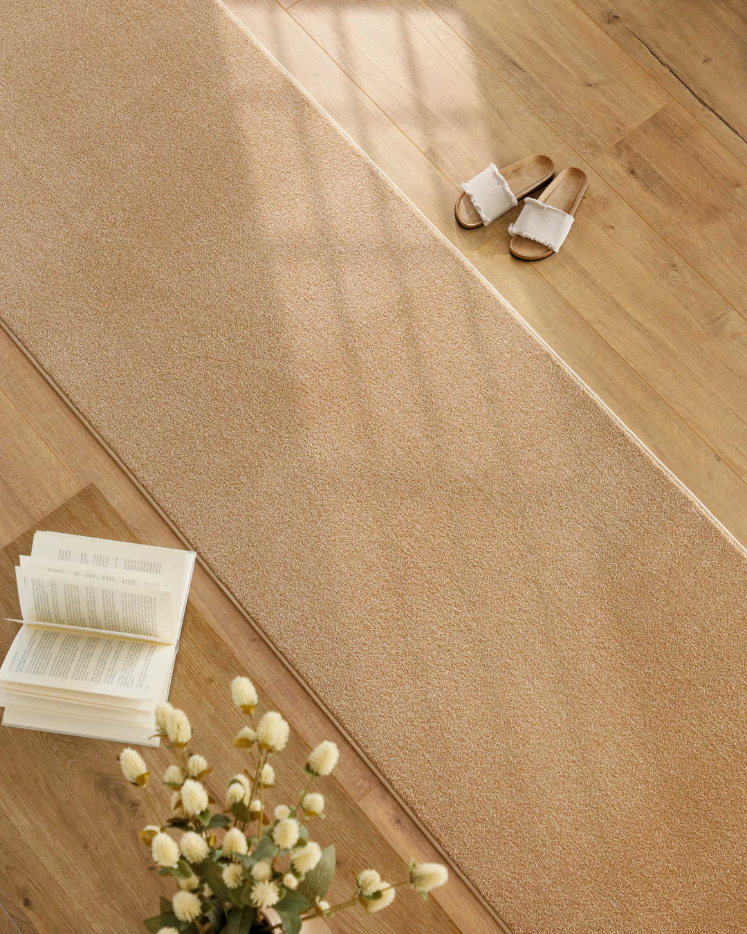 Kurzflor Teppich Läufer Vegas Beige im Flur ausgelegt auf Holzboden mit natürlichem Lichteinfall