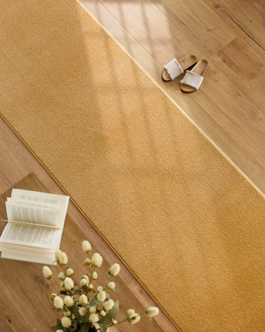 Kurzflor Teppich Läufer Vegas Ocker Gelb im Flur ausgelegt auf Holzboden mit natürlichem Licht
