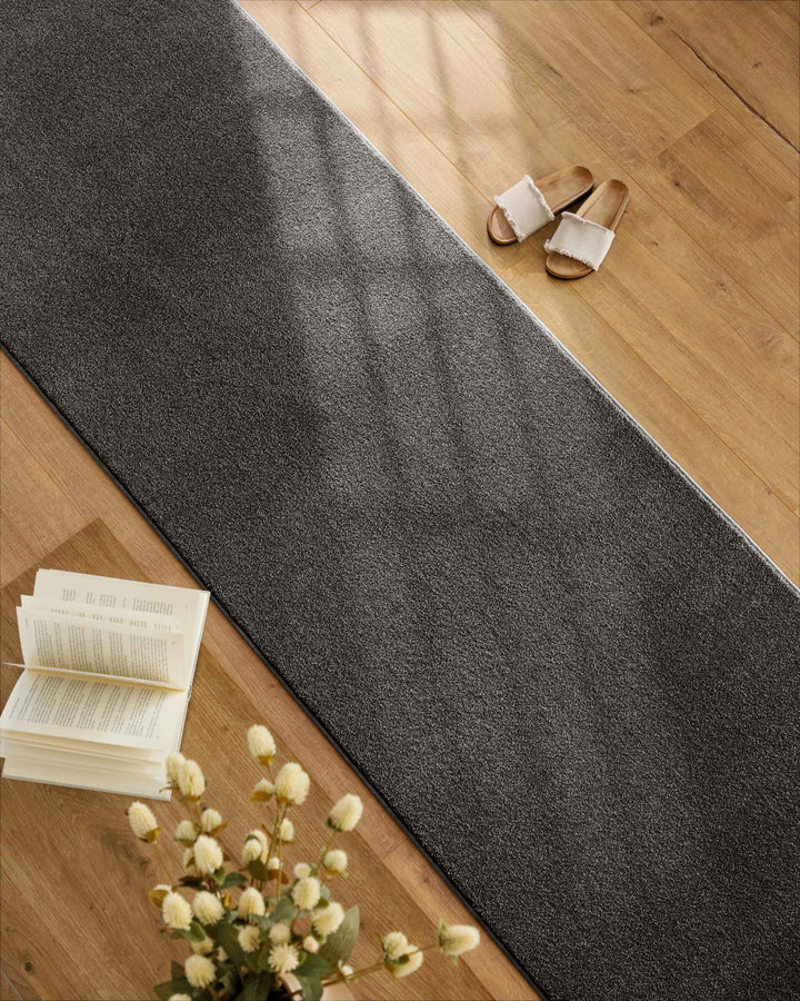 Kurzflor Teppich Läufer Vegas Anthrazit im Flur ausgelegt auf Holzboden mit natürlichem Licht