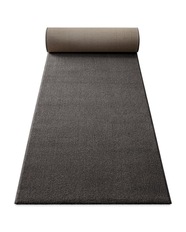 Kurzflor Teppich Läufer Vegas Anthrazit ausgerollt, zeigt Länge und gleichmäßige Florstruktur