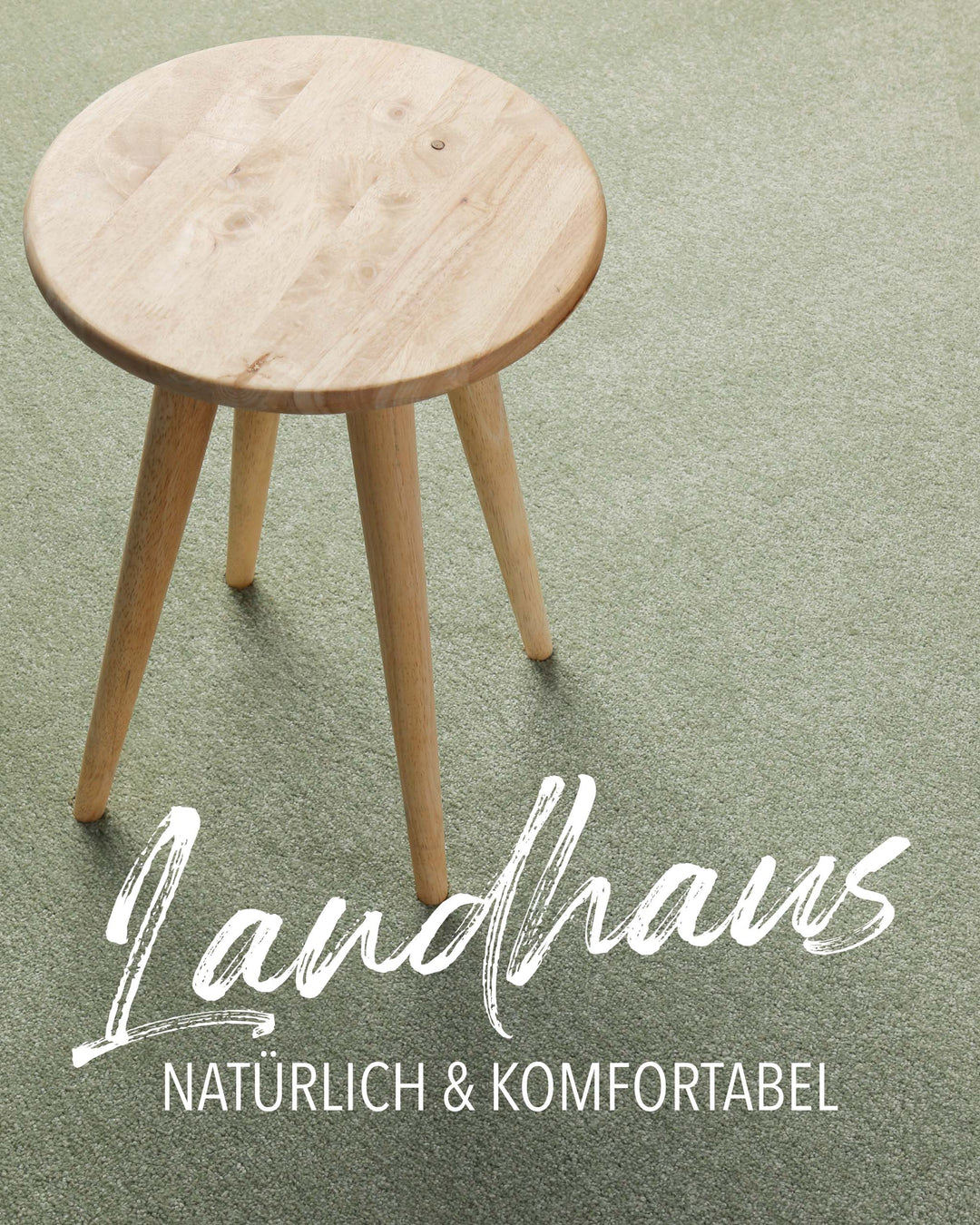 Kurzflor Teppich Montepulciano Lindgrün im Wohnraum mit Schriftzug Landhaus natürlich und komfortabel
