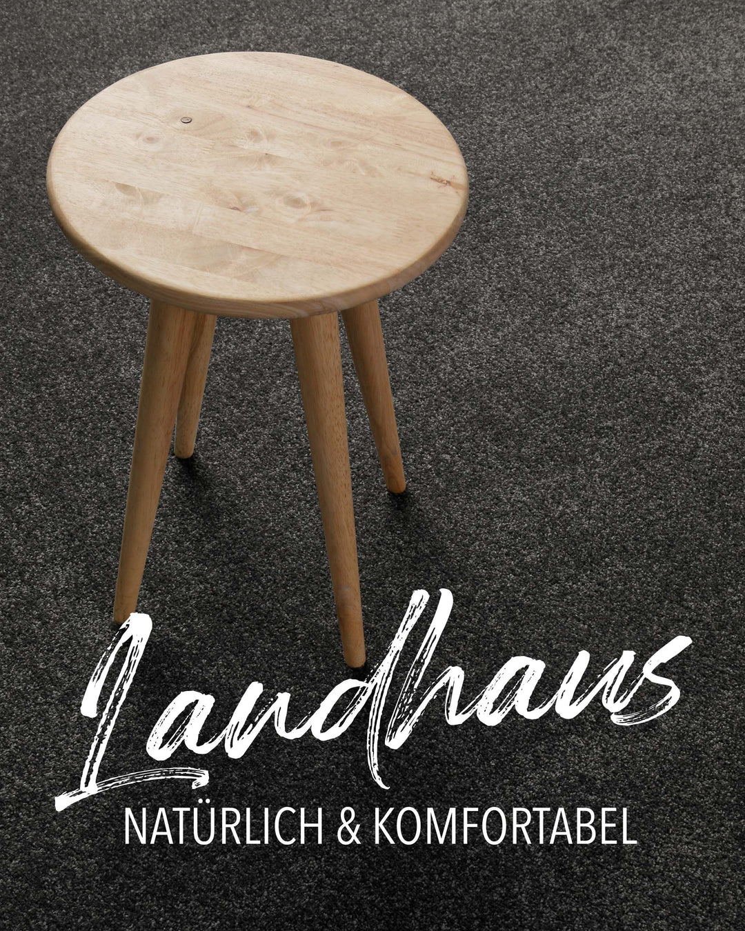 Kurzflor Teppich Montepulciano Anthrazit Grau im Wohnraum mit Schriftzug Landhaus natürlich und komfortabel