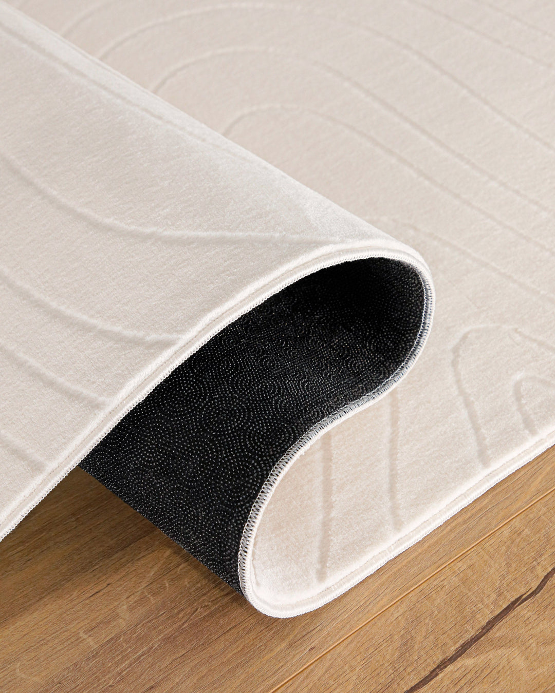 Nuuk Flow Teppich creme-weiß Detail Rückseite und Wellenstruktur