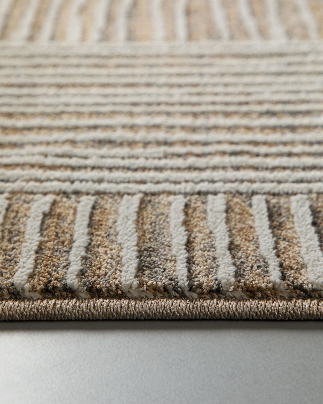 Kurzflor Teppich Raymond in Beige Grau Nahaufnahme der weichen Oberflächenstruktur und Strukturdetails