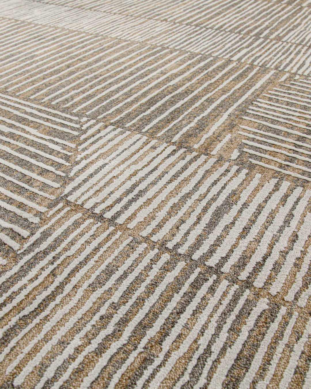 Kurzflor Teppich Raymond in Beige Grau Detailaufnahme des geometrischen Musters auf strukturierter Oberfläche