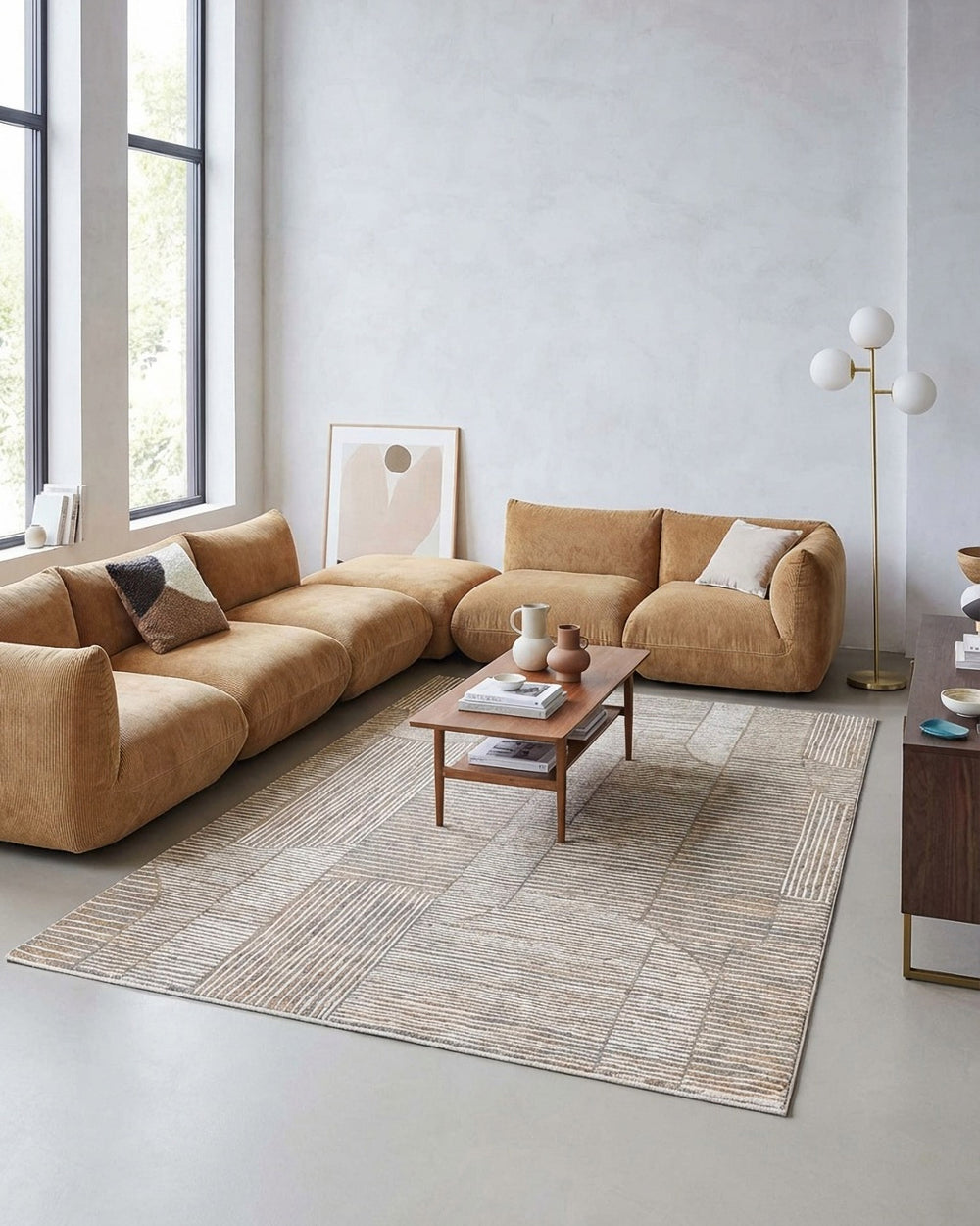 Kurzflor Teppich Raymond in Beige Grau mit modernem geometrischem Muster im Wohnzimmer vor Sofa und Wohnmöbeln