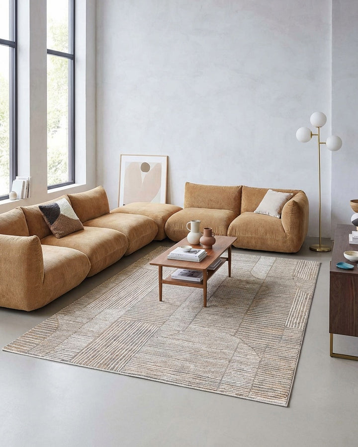 Kurzflor Teppich Raymond in Beige Grau mit modernem geometrischem Muster im Wohnzimmer vor Sofa und Wohnmöbeln