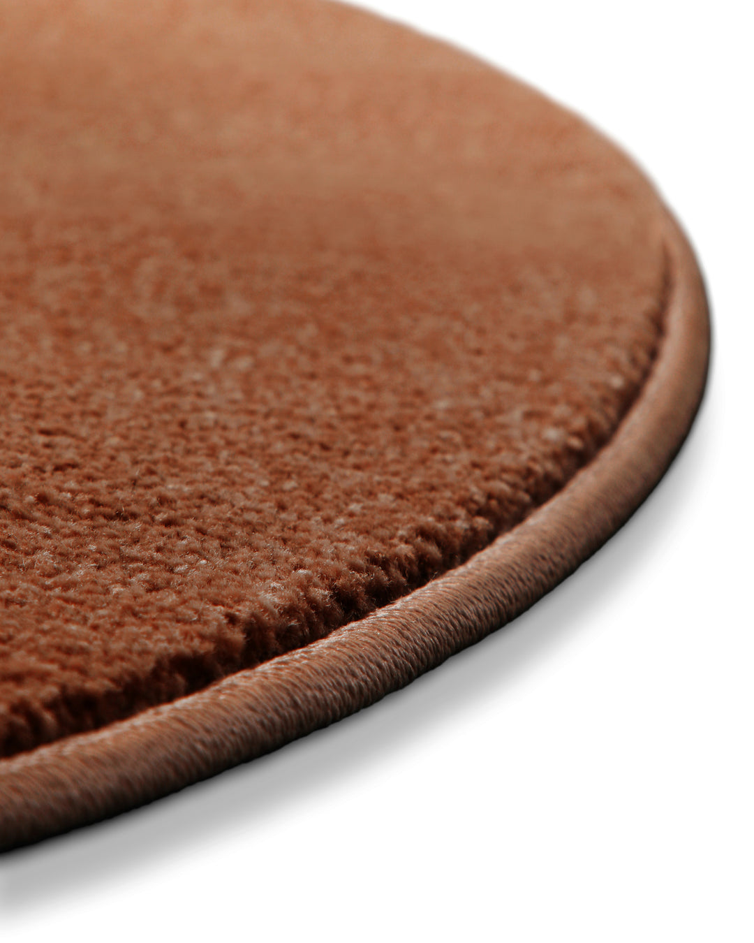 Kurzflor Teppich Freja Ziegel Rot rund Detailaufnahme der Teppichkante mit dichter Struktur