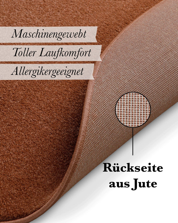 Kurzflor Teppich Freja Ziegel Rot rund Detail der Rückseite mit Hinweis auf Jute-Träger und Materialaufbau