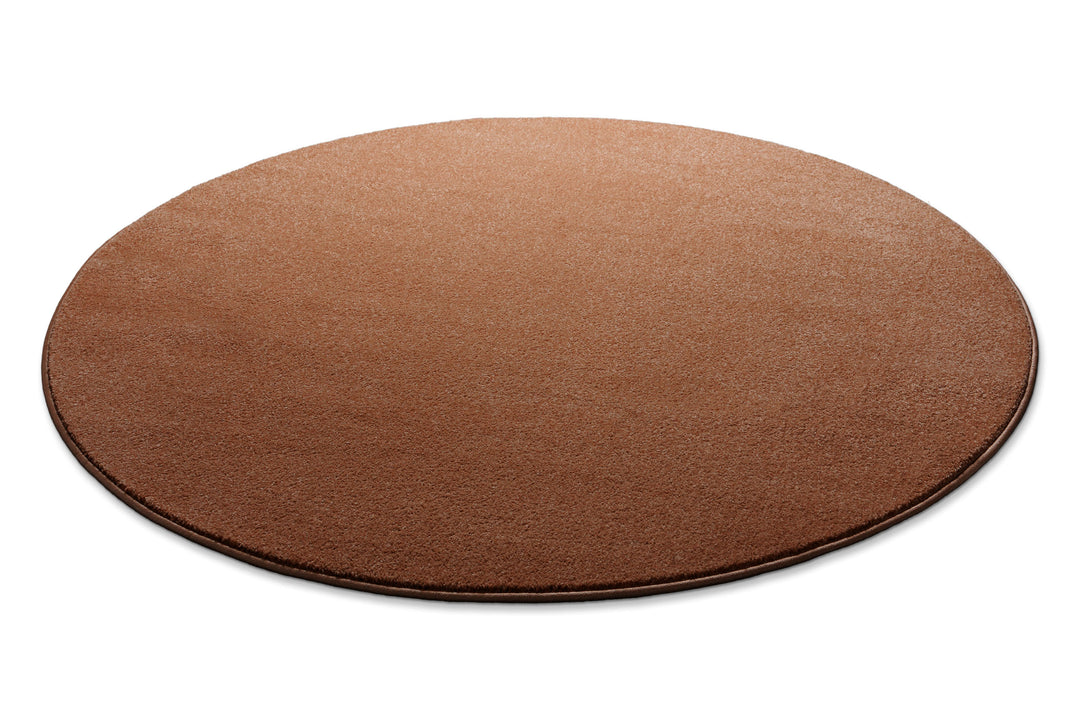 Kurzflor Teppich Freja Ziegel Rot rund flach ausgelegt, zeigt Form und niedrige Florhöhe