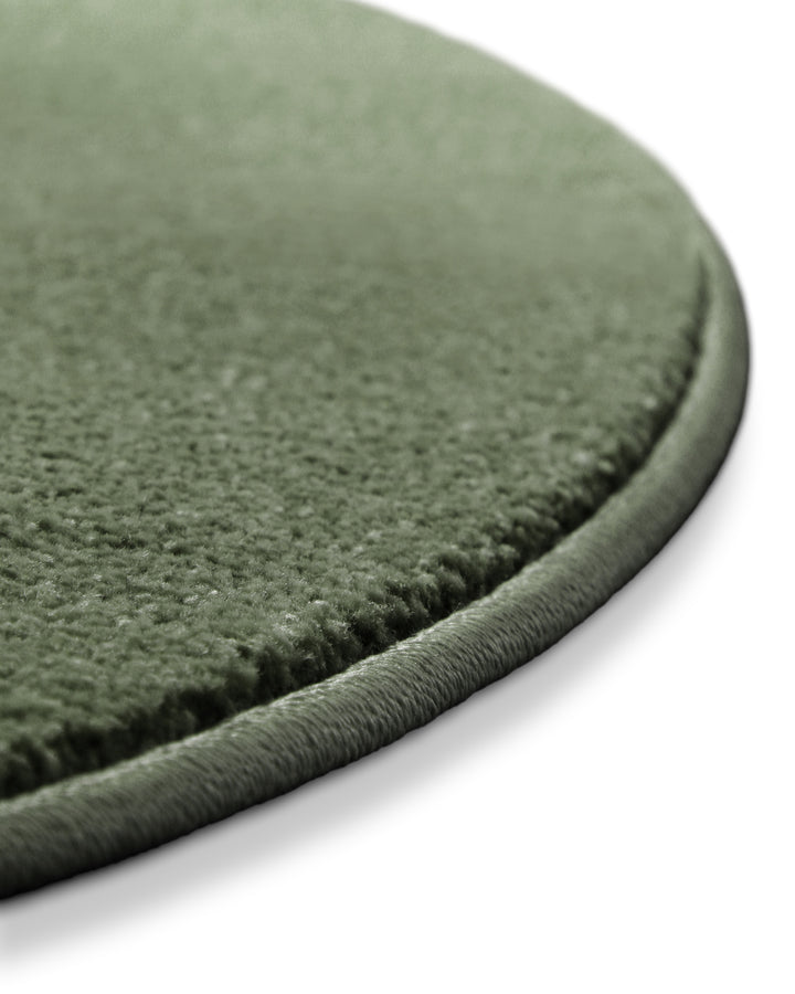 Kurzflor Teppich Freja Laub Grün rund Detailaufnahme der Teppichkante mit dichter Struktur