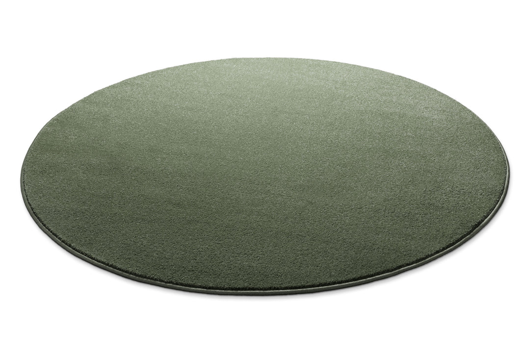 Kurzflor Teppich Freja Laub Grün rund flach ausgelegt, zeigt Form und niedrige Florhöhe