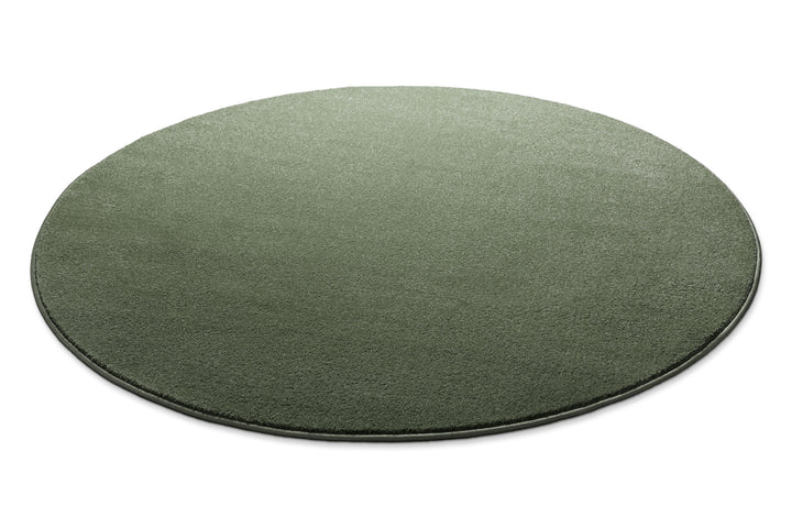 Kurzflor Teppich Freja Laub Grün rund flach ausgelegt, zeigt Form und niedrige Florhöhe