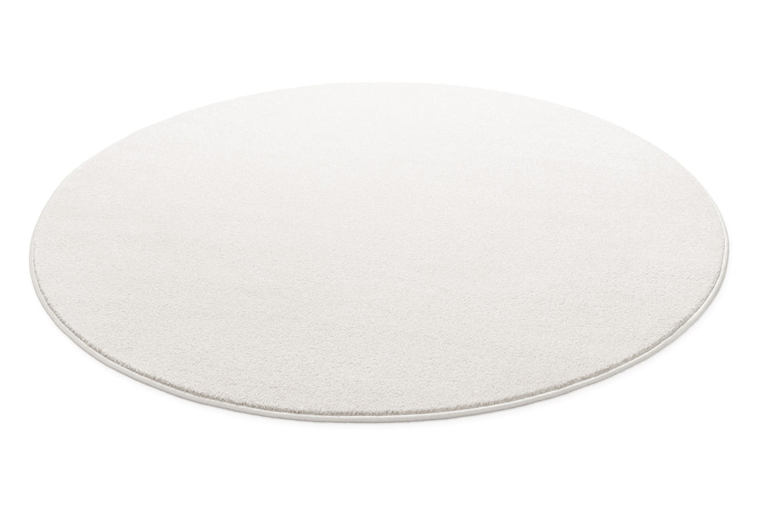 Kurzflor Teppich Freja Creme Weiß rund flach ausgelegt, zeigt Form und niedrige Florhöhe