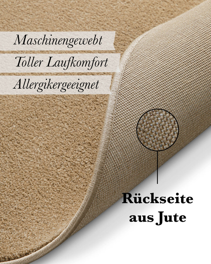 Nahaufnahme der Teppichoberfläche, zeigt die gleichmäßige, fein melierte Struktur