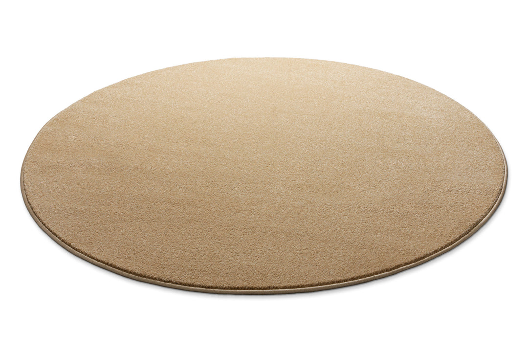 Flach liegender Teppich in runder Form, niedrige Höhe und klare Kontur gut erkennbar