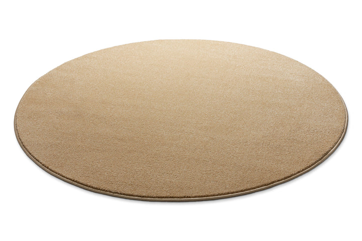 Flach liegender Teppich in runder Form, niedrige Höhe und klare Kontur gut erkennbar