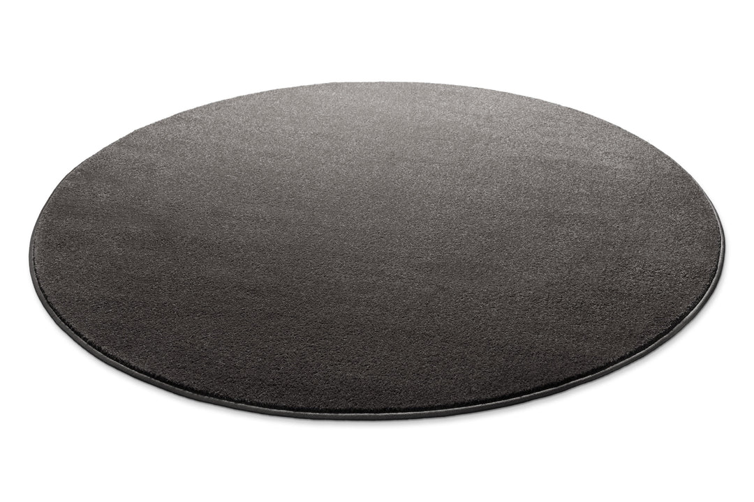 Komplette Draufsicht des runden Teppichs mit gleichmäßiger Farbverteilung