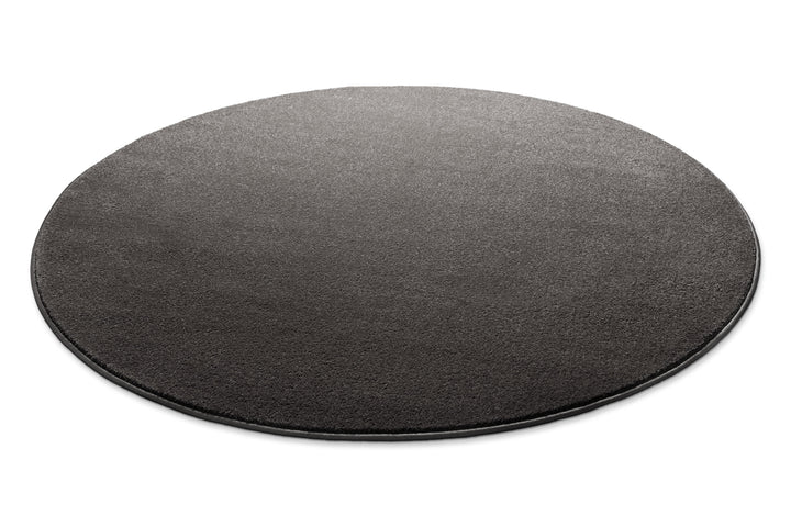 Komplette Draufsicht des runden Teppichs mit gleichmäßiger Farbverteilung