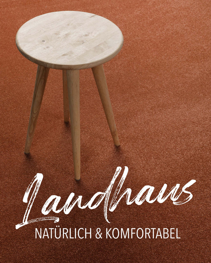 Kurzflor Teppich Montepulciano Ziegel Rot rund im Wohnraum mit Schriftzug Landhaus natürlich und komfortabel