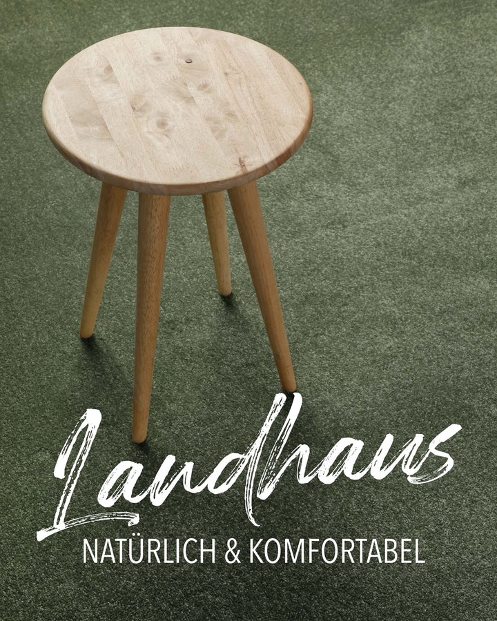 Kurzflor Teppich Montepulciano Laub Grün rund im Wohnraum mit Schriftzug Landhaus