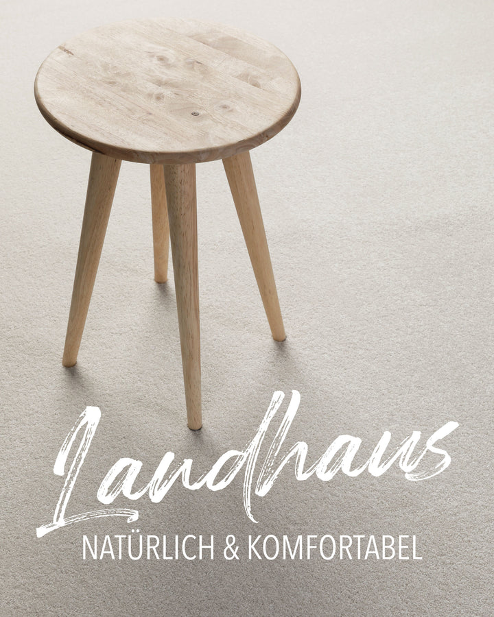 Kurzflor Teppich Montepulciano Creme Weiß rund im Wohnraum mit Schriftzug Landhaus natürlich und komfortabel