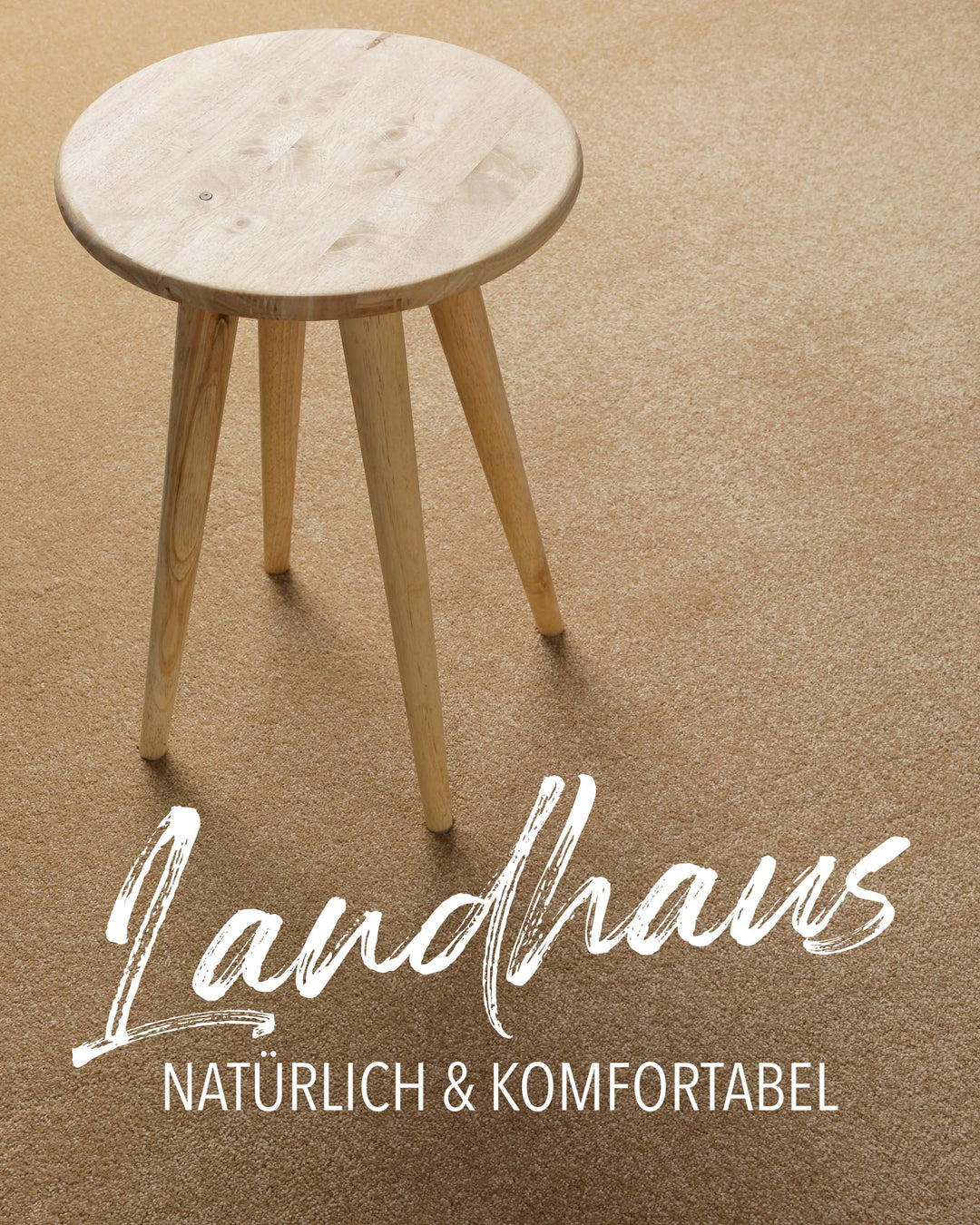 Kurzflor Teppich Montepulciano Sand Beige rund im Wohnraum mit Schriftzug Landhaus natürlich und komfortabel