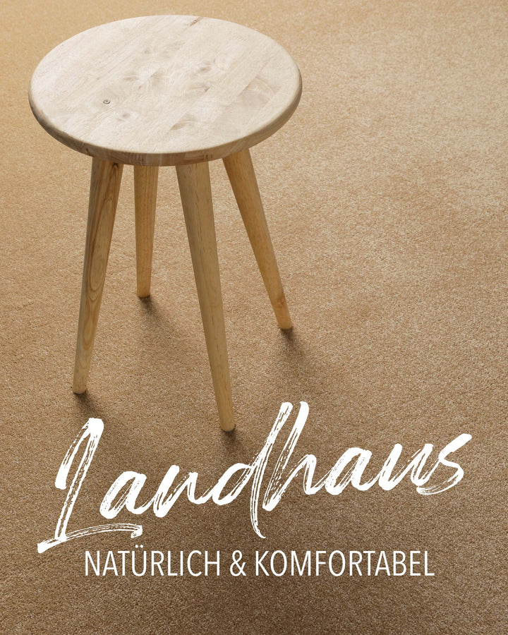 Kurzflor Teppich Montepulciano Sand Beige rund im Wohnraum mit Schriftzug Landhaus natürlich und komfortabel