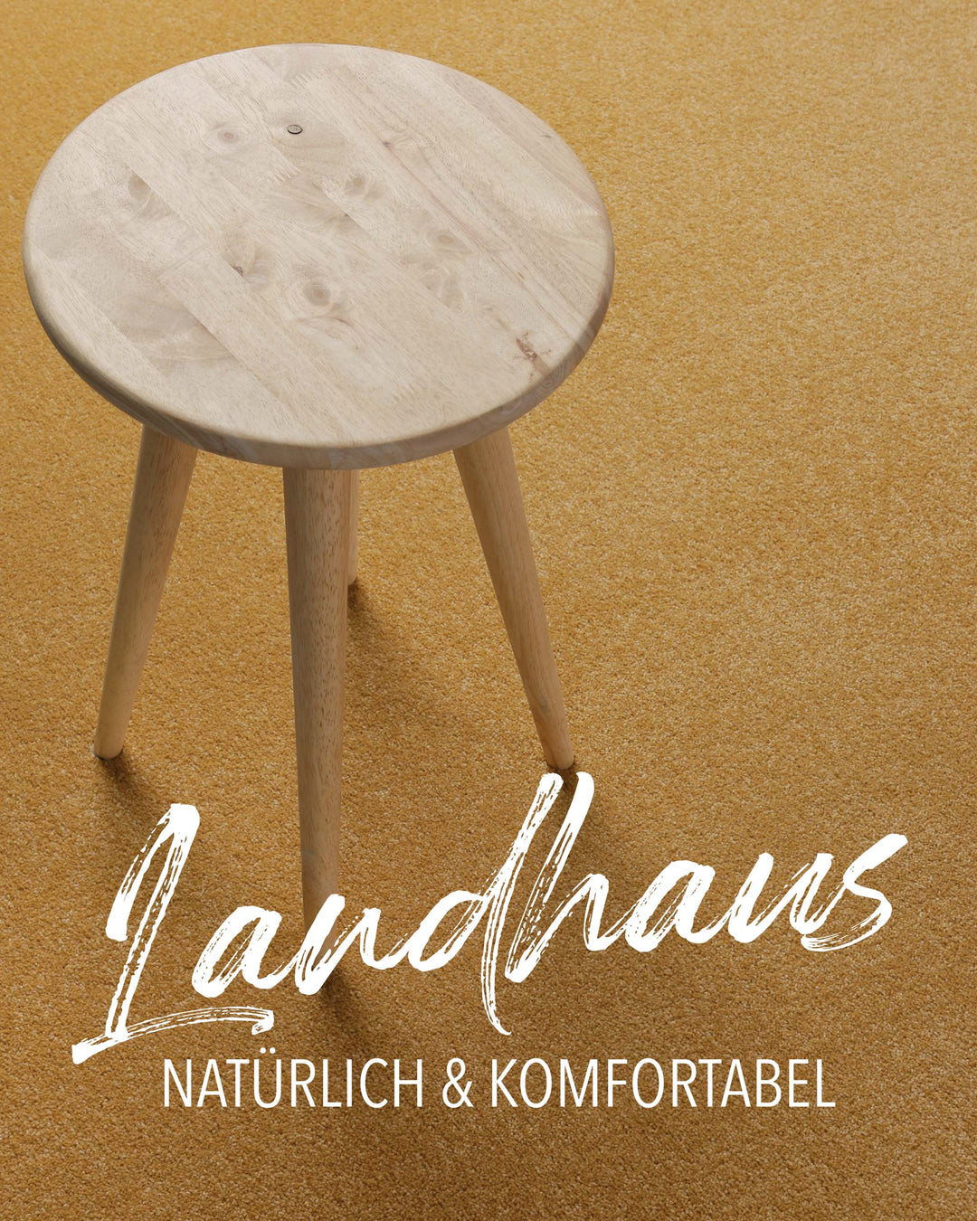 Kurzflor Teppich Montepulciano Ocker Gelb rund im Wohnraum mit Schriftzug Landhaus natürlich und komfortabel