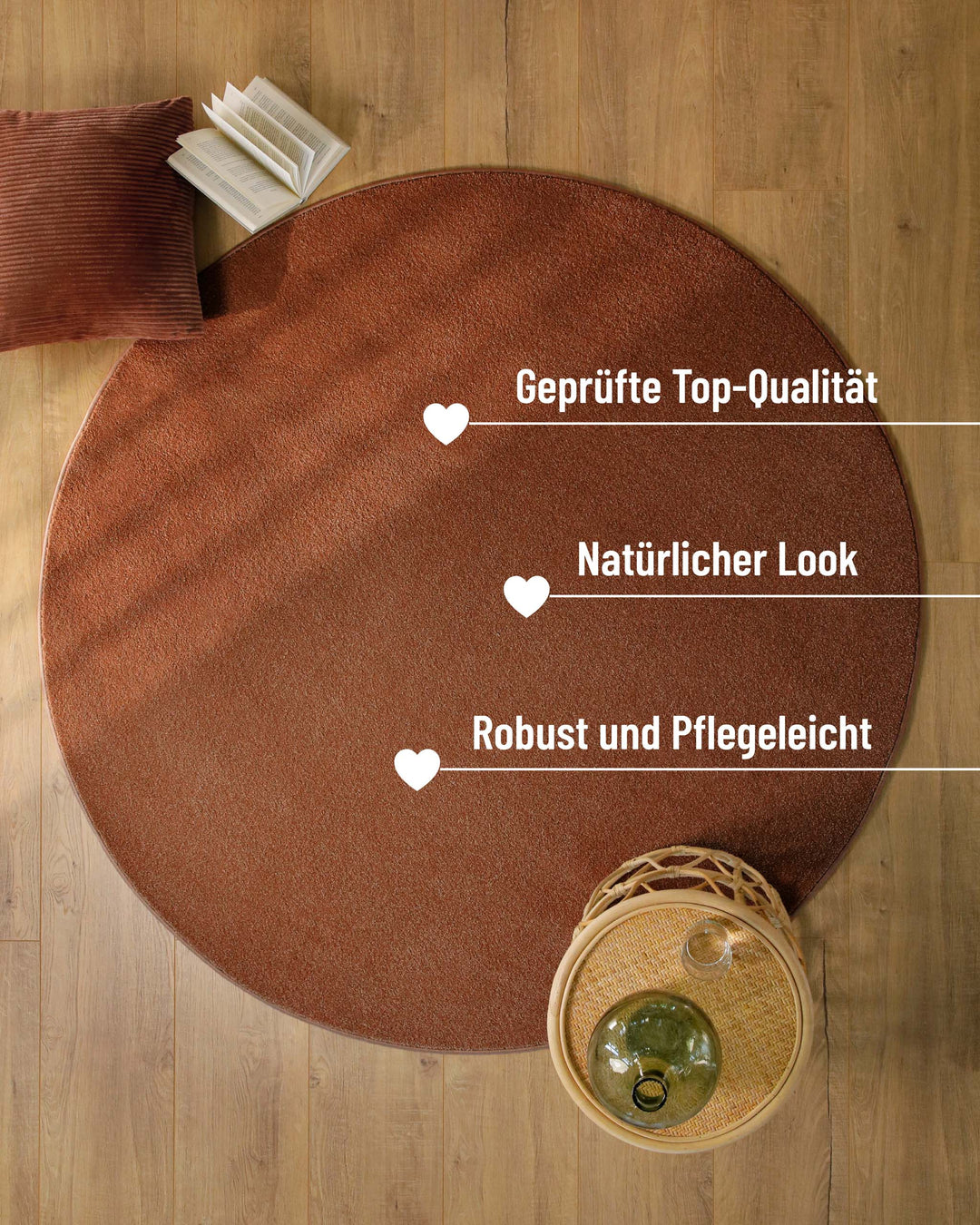 Kurzflor Teppich Vegas Rot rund im Raum mit Einblendung zu Eigenschaften, Oberfläche unter Licht und Möbel sichtbar