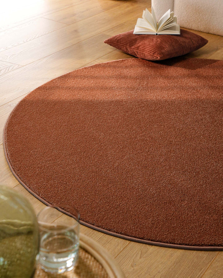 Kurzflor Teppich Vegas Rot rund im Wohnzimmer aus Perspektive, Licht fällt über die Oberfläche